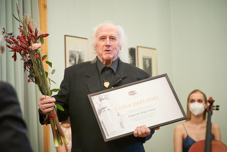 Vispārējo latviešu Dziesmu un deju svētku goda virsdiriģents, profesors, komponists Edgars Račevskis saņem MK balvu