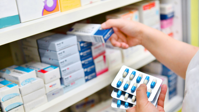 Attēls ar zālēm farmaceitam rokās