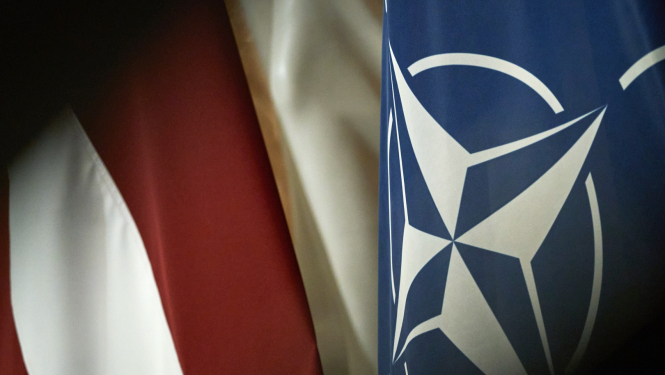 Latvijas un NATO karogi