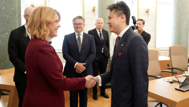 Ministru prezidente Evika Siliņa un Pasaules intelektuālā īpašuma organizācijas ģenerāldirektors Darens Tangs sarokojas Ministru kabinetā