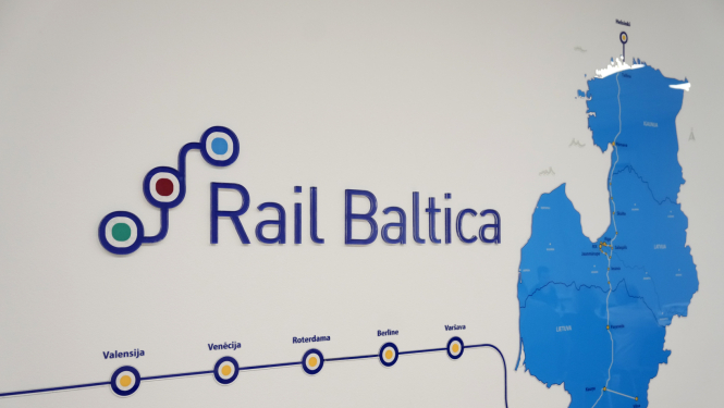 Rail Baltic projekta logotips - trīs ar līniju savienoti punkti, Baltijas valstu karte, kurai līdzās līnija, uz kuras ar punktiem atzīmētas stacijas.