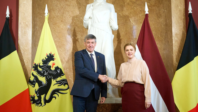 Ministru prezidente Evika Siliņa sarokojas ar Flandrijas reģiona valdības Ministru prezidentu Janu Jambonu.