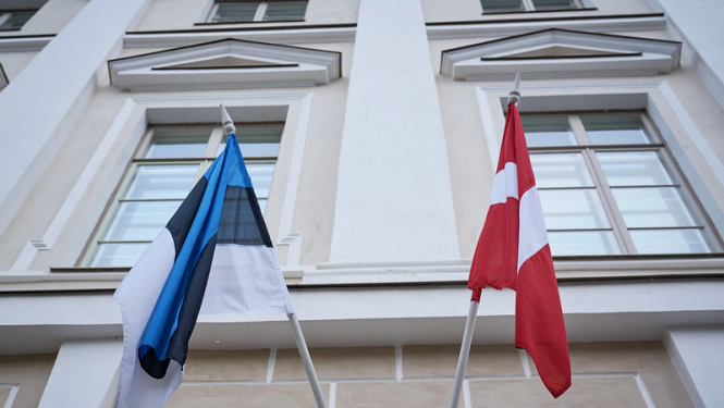 Igaunijas un Latvijas karogi