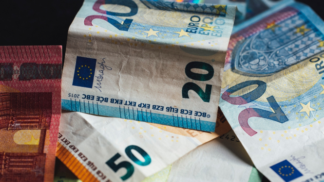 ilustratīvs attēls: naudas banknotes; avots: unsplash.com