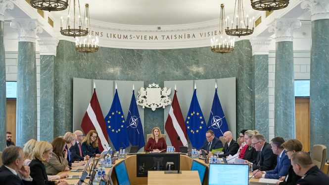 Noziedzības novēršanas padomes sēdes dalībnieki Ministru kabineta sēžu zālē