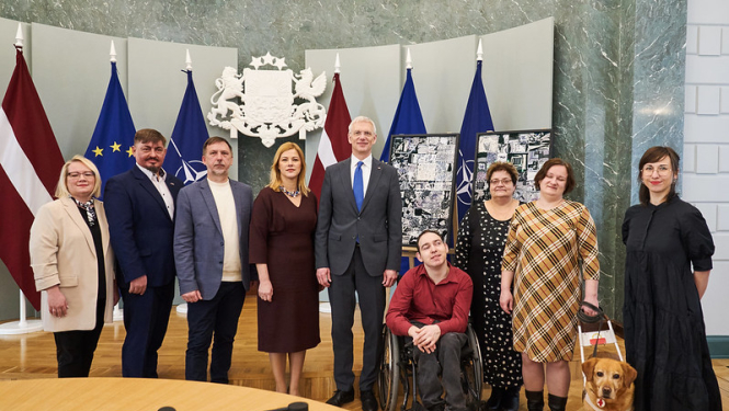 Ministru prezidents, labklājības ministre un biedrības "Apeirons" pārstāvji