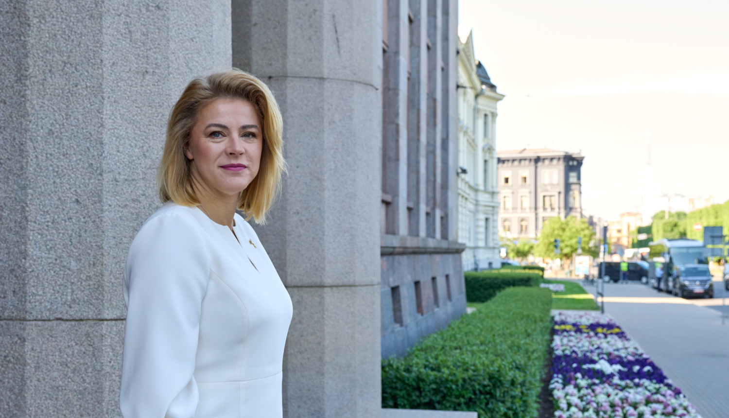 Ministru prezidente Evika Siliņa pie Ministru kabineta ēkas ieejas