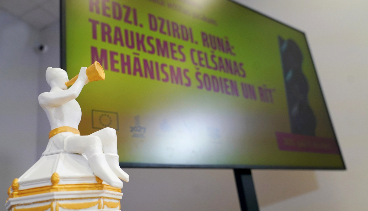 Taurētāja figūriņa, kas simbolizē trauksmes cēlēju