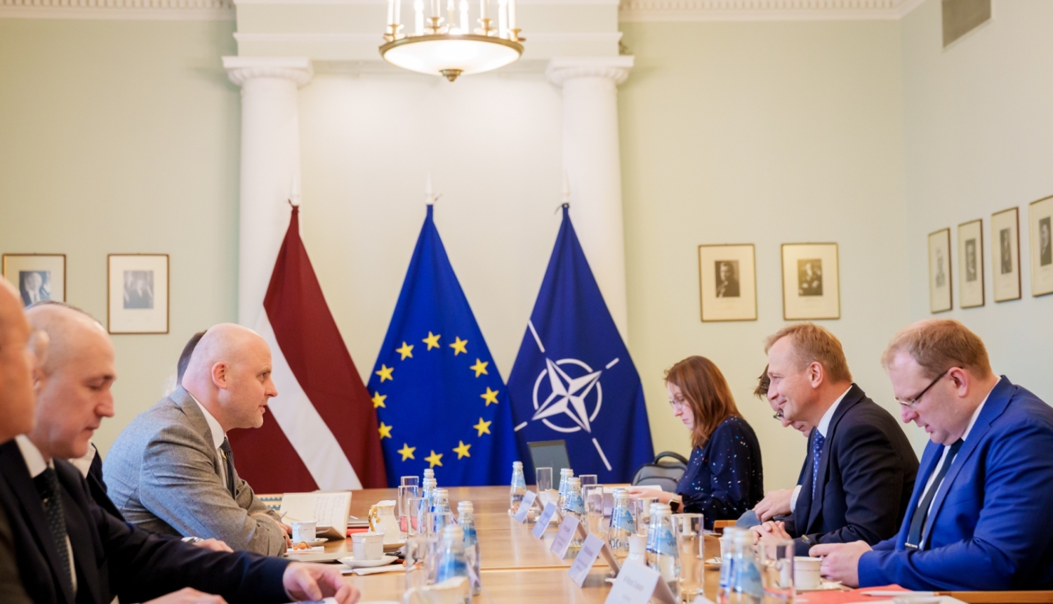 Ministru prezidenta Andra Kulbergs un Eiropas Komisijas budžeta komisārs Pjotrs Serafins