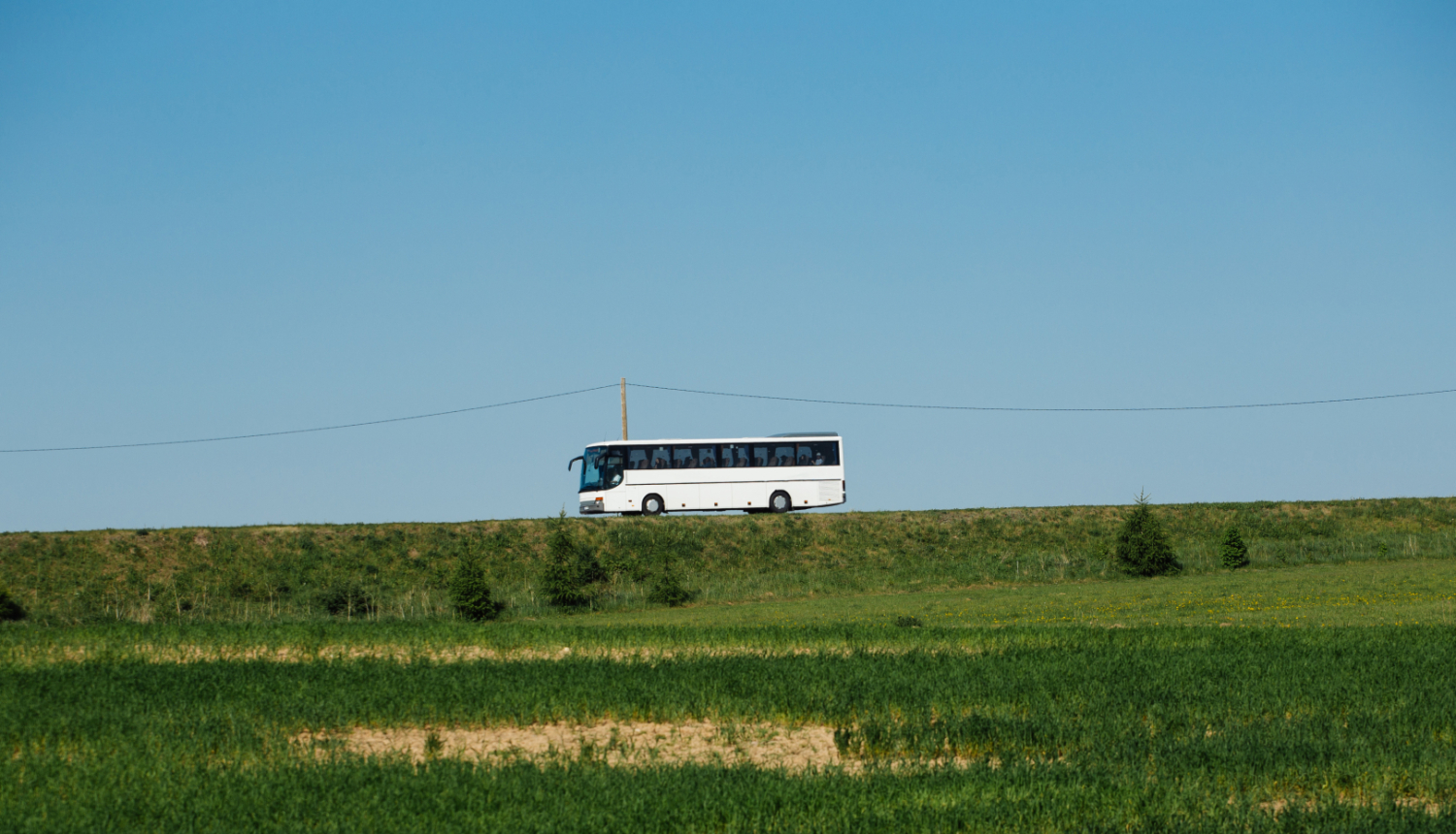 Balts autobuss uz ceļa