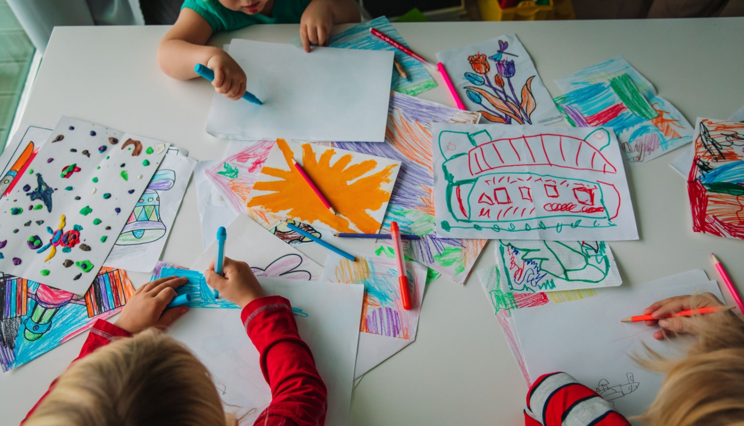 ilustratīvs attēls: bērni zīmē; avots: 123rf.com