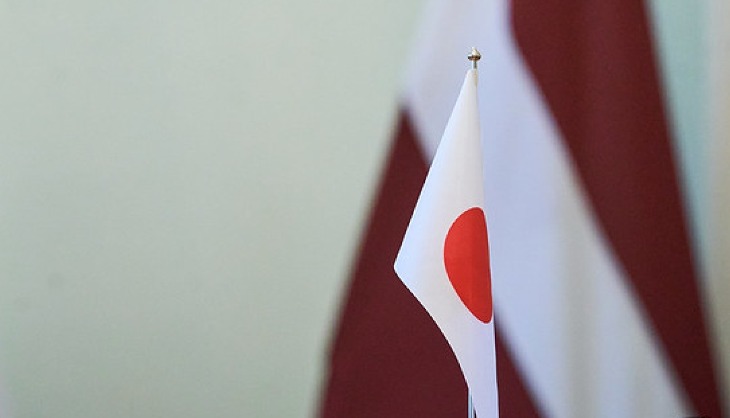 Latvijas un Japānas karogi
