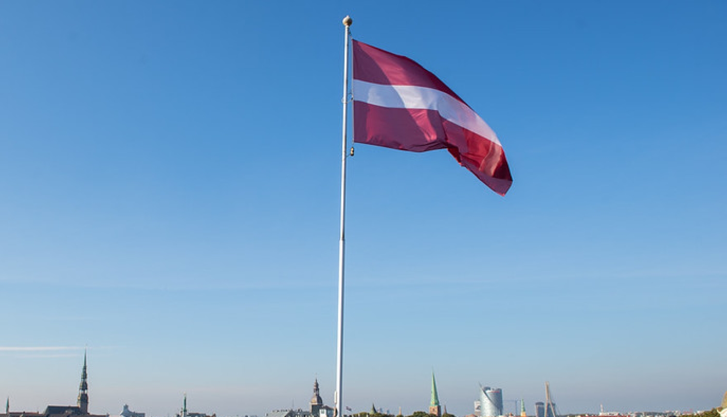 Latvijas karogs uz Ministru kabineta ēkas jumta