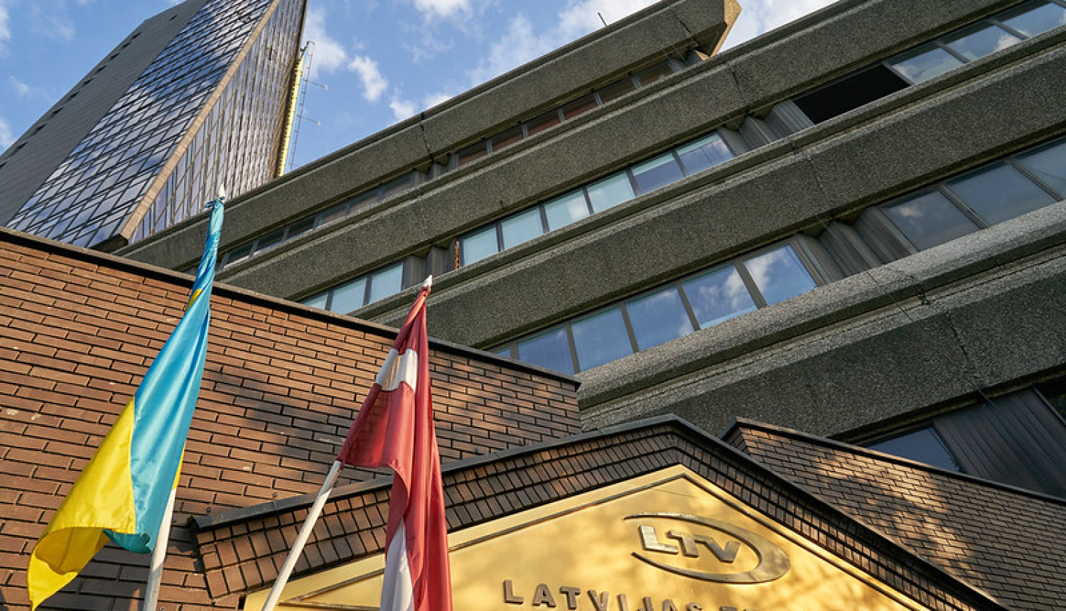 LTV ēka. Ukrainas un Latvijas karogi pie ēkas.