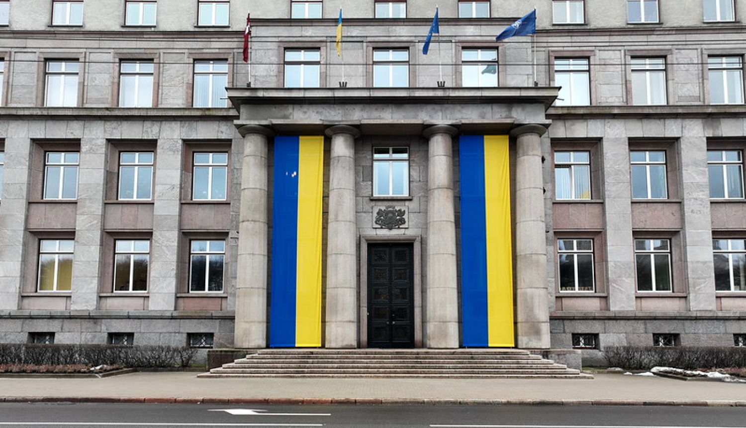 Ministru kabineta un Valsts kancelejas ēka ar Ukrainas karogiem