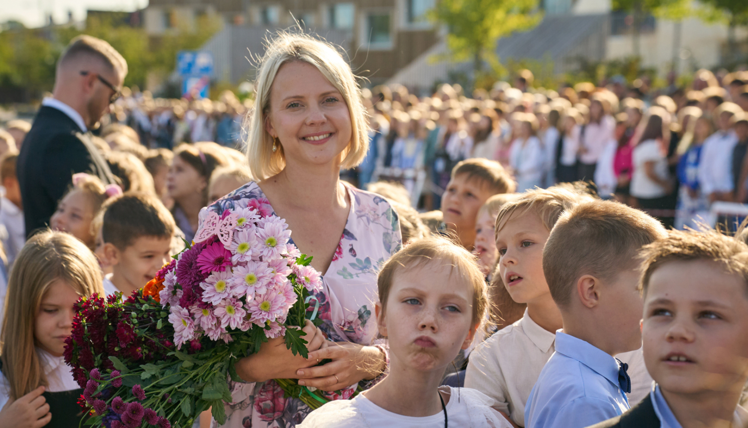 Skolotāja ar audzēkņiem pirmajā septembrī
