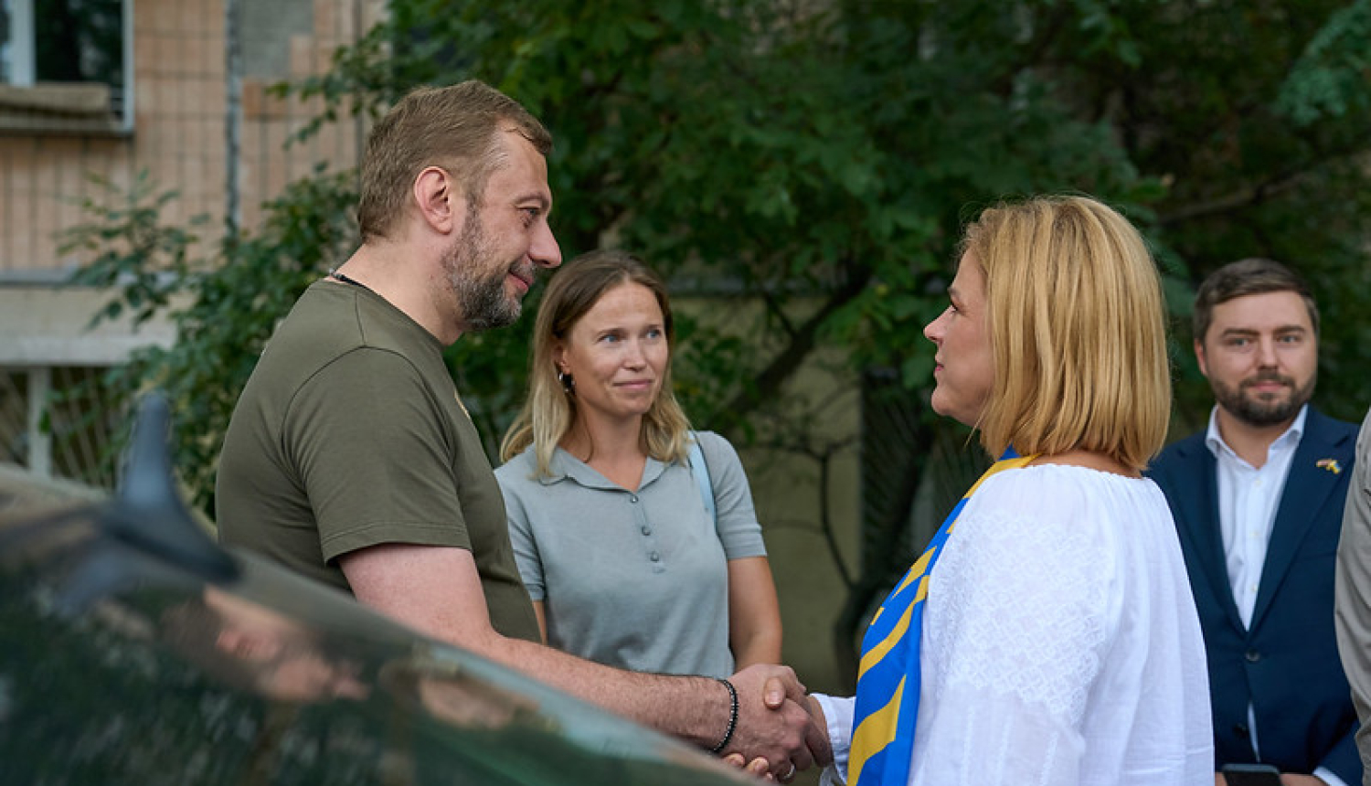 Ministru prezidente Evika Siliņa sarokojas ar Čerņihivas apgabala gubernatoru Vjačeslavu Čausu 