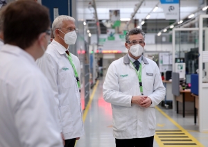 Foto: Ministru prezidents Krišjānis Kariņš apmeklē uzņēmumu “Schneider Electric” 