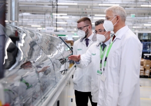 Foto: Ministru prezidents Krišjānis Kariņš apmeklē uzņēmumu “Schneider Electric” 