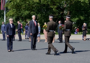 Foto: K.Kariņš un I.Simonīte dodas nolikt ziedus pie Brīvības pieminekļa