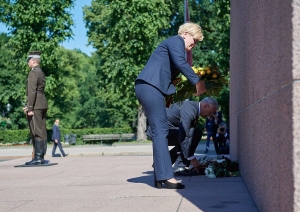 Foto: K.Kariņš un I.Simonīte svinīgi noliek ziedus pie Brīvības pieminekļa
