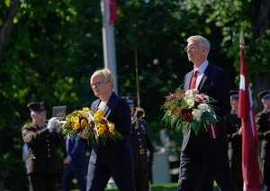 Foto: K.Kariņš un I.Simonīte ar ziediem rokās