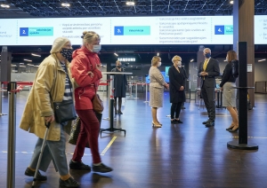 Cilvēki vakcinācijas centra "ATTA centrs" telpās