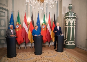 Foto: Ministru prezidenta Krišjānis Kariņš,  Vācijas kanclere Angela Merkele,Portugāles premjerministrs Antonio Kosta.