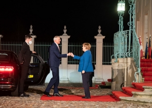 Foto: Ministru prezidenta Krišjānis Kariņš sasveicinās ar Vācijas kancleri Angelu Merkeli.