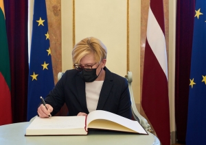 Lietuvas premjerministre Ingrīda Šimonīte veic ierakstu Ministru kabineta viesu grāmatā