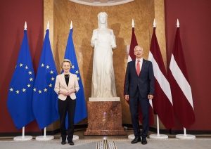 Foto: Ministru prezidents Krišjānis Kariņš un EK priekšsēdētāja Urzula fon der Leiena