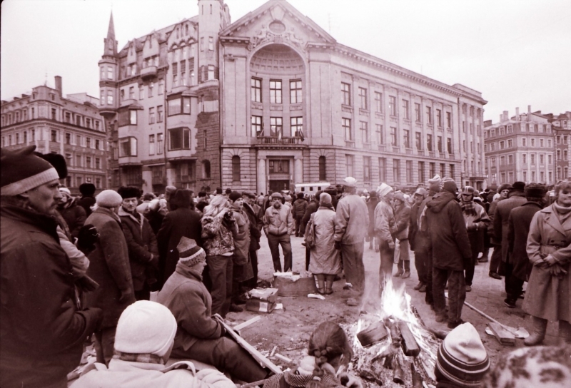Barikāžu dalībnieki Doma laukumā