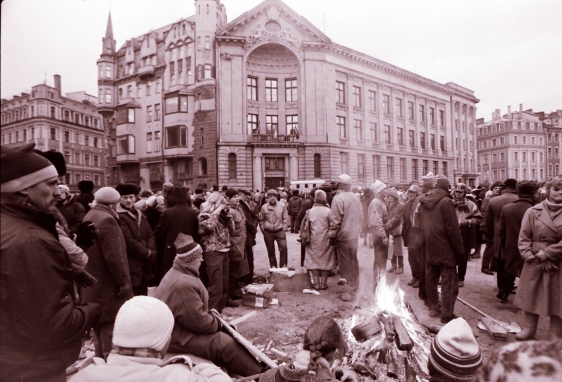 Barikāžu dalībnieki Doma laukumā