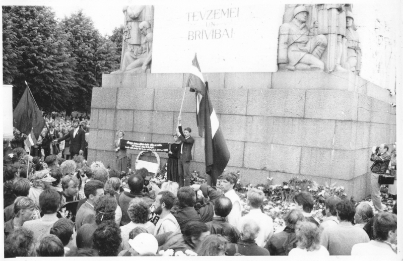 Konstantīns Pupurs ar Latvijas Republikas sarkanbaltsarkano karogu pie Brīvības pieminekļa 1988. gada 14. jūnijā. 