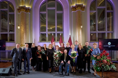 Ministru kabineta balvas saņēmēji kopā ar Ministru prezidenti Eviku Siliņu un ministriem
