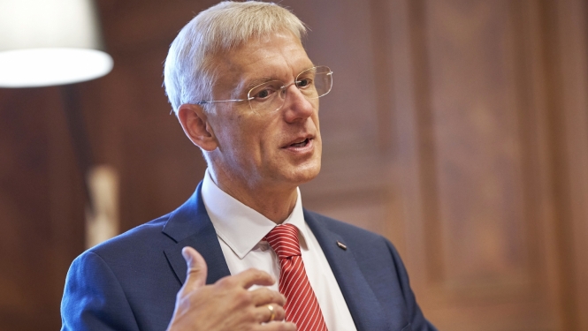 Ministru prezidents Kariņš savā darba kabinetā