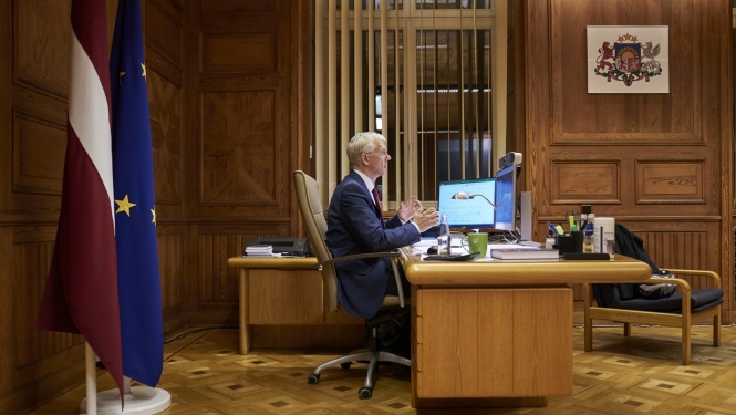 Ministru prezidents Kariņš savā darba kabinetā piedalās videokonferencē