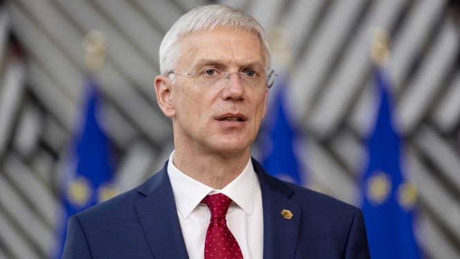 Ministru prezidents Krišjānis Kariņš uz ES karogu fona