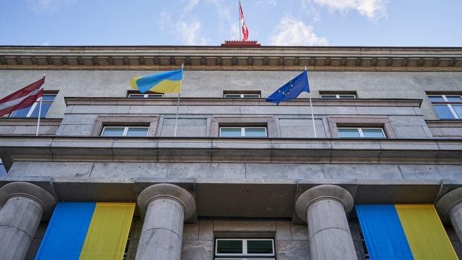 Ukrainas un Latvijas karogi, Ministru kabineta ēka