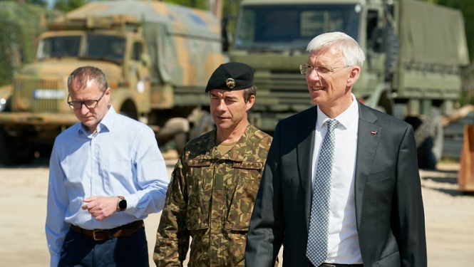 Ministru prezidents apmeklē uzņēmumu Vairog EU 
