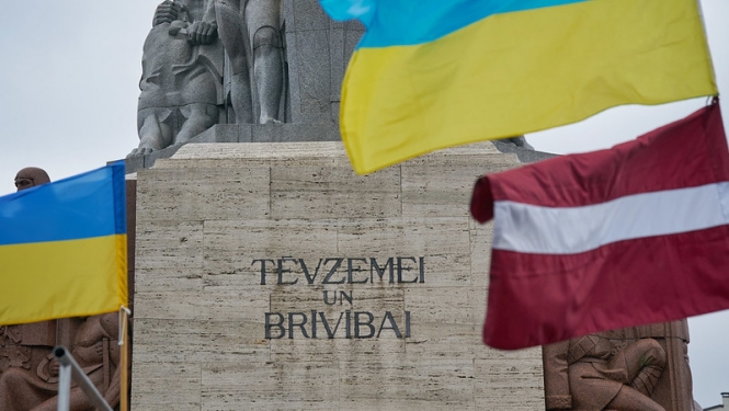 Ukrainas un Latvijas karogi pie Brīvības pieminekļa
