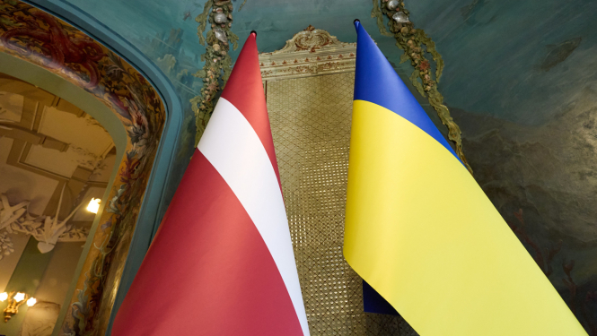 Latvijas un Ukrainas karogi