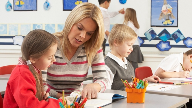 Turpmāko piecu gadu laikā plānots pakāpeniski palielināt pedagogu zemāko darba algas likmi