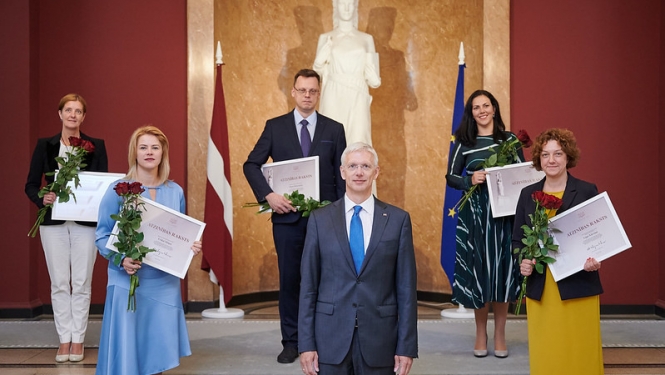 Ministru prezidents pasniedz Ministru kabineta Atzinības rakstus