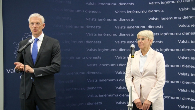 Ministru prezidents darba vizītē iepazīstas ar Valsts ieņēmumu dienesta darbu