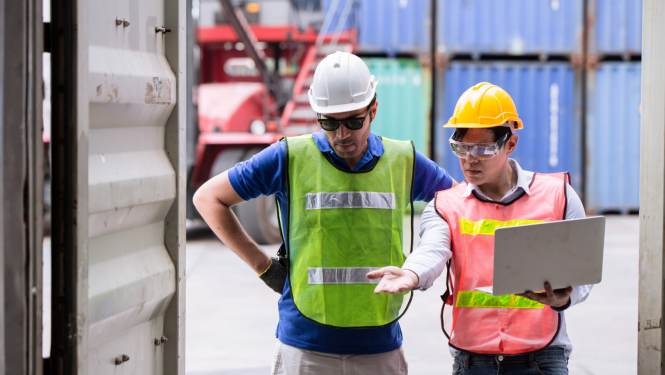 Nodokļu un Muitas policijas darbinieki reidā