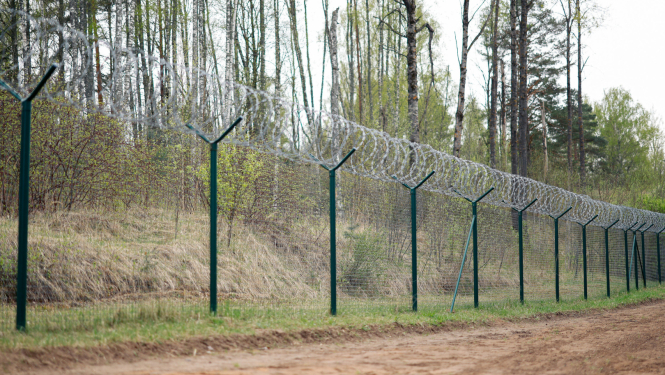 Izbūvētais žogs uz Latvijas austrumu robežas