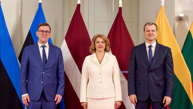 Baltijas valstu premjerministri - no labās Igaunijas premjerministrs Kristens Mihals, Latvijas Republikas Ministru prezidente Evika Siliņa, Lietuvas premjerministrs Ģintauts Palucks. Fonā visu trīs valstu karogi.