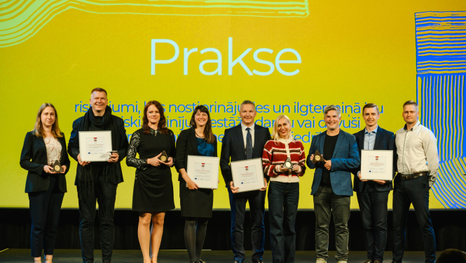 Valsts pārvaldes inovācijas balvas saņēmēji ar balvām un diplomiem