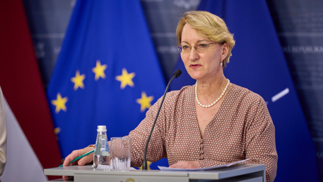 Lai nodrošinātu kvalitatīvu un pieejamu izglītību ikvienam bērnam un jaunietim Latvijā, Izglītības un zinātnes ministrija (IZM) ir nākusi klajā ar priekšlikumiem, kas vērsti uz mūsdienīgas, iekļaujošas mācību vides stiprināšanu visās izglītības pakāpēs. To paredz IZM sagatavotais informatīvais ziņojums, kas šodien, 26. augustā, izskatīts valdībā.   Informatīvais ziņojums raksturo esošo situāciju iekļaujošās izglītības jomā, novērtējot attīstību, identificējot jomas, kurās strādā sekmīgi, kā arī jomas, kurās